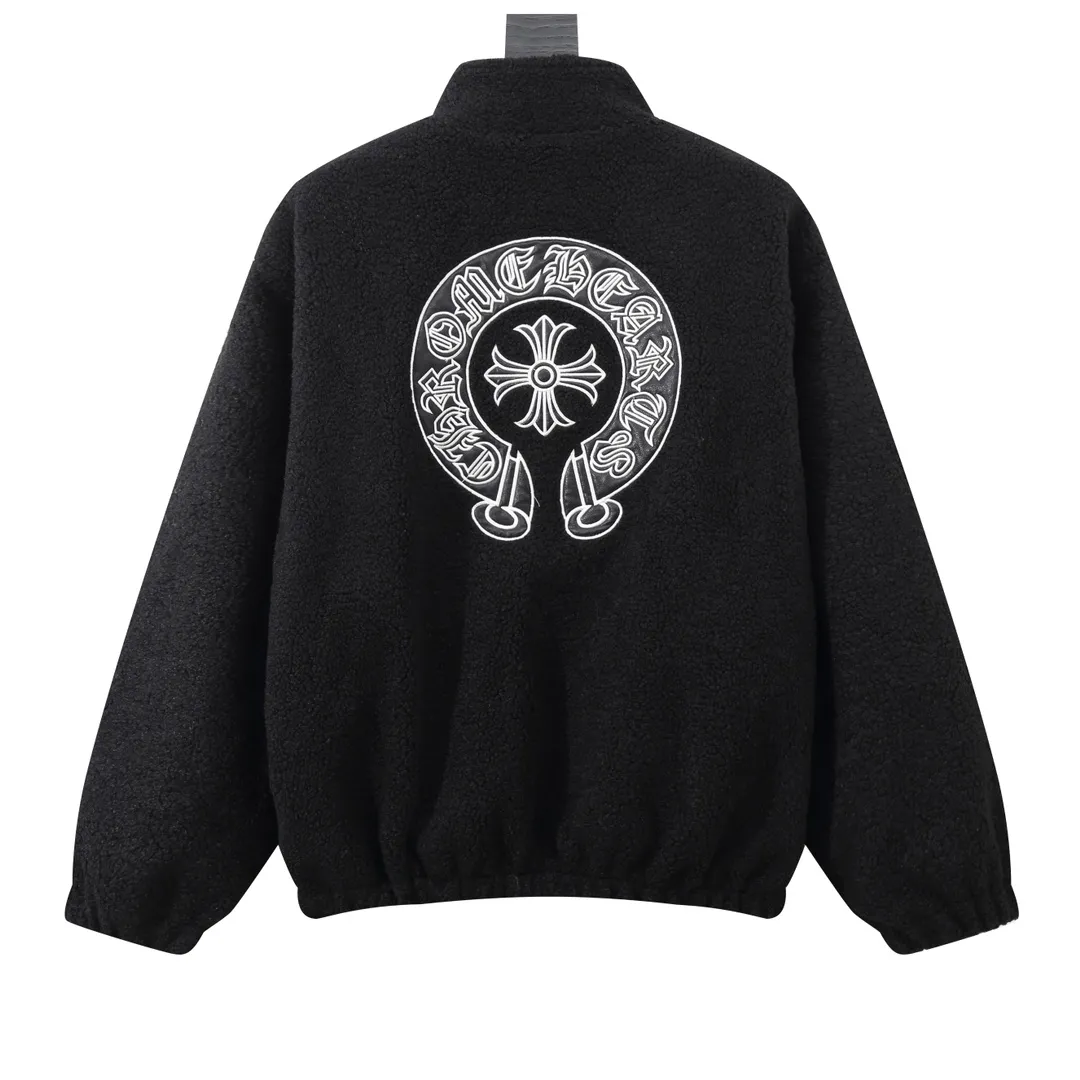P370 Model No. Y614 Chromehearts/Chrome Hearts Embroidered Letters Lamb Wool Spliced ​​Baseball Jacket Channel Boutique The most popular baseball jacket among fashionable men and fashionable women. There are versions at all levels in the market (you must compare the details). The most powerful quality control has been producing and researching baseball uniforms for 7 years. The details are exquisite. With it, you are the most beautiful boy in the world. The paint-coated full-face four-button buckle (button with LOGO), the average weight of the fabric is nearly 900 grams, and it is made of wool + eyeliner blended, custom-woven and dyed wool with high color fastness. The lining is made of silky and delicate cupro fiber! The texture is thick, the color is more uniform and beautiful, and the sharp edges and corners are full of three-dimensionality, showing laziness, casualness, and youthful vitality! size：M-XXL